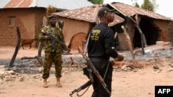 Maafisa wa usalama wakilinda kijiji cha Kukawa katika enei la Kanan Nigeria baada ya nyumba za wakazi kuchomwa na majambazi, Aprili 12, 2022. Picha ya AFP