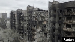 Un immeuble résidentiel détruit au cours du conflit Ukraine-Russie dans la ville portuaire de Marioupol, en Ukraine le 14 avril 2022. Photo prise avec un drone. (REUTERS/Pavel Klimov)
