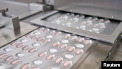 Pil COVID-19 buatan Pfizer, Paxlovid, dikemas di Ascoli, Italia. (Foto: Pfizer/Handout via Reuters)