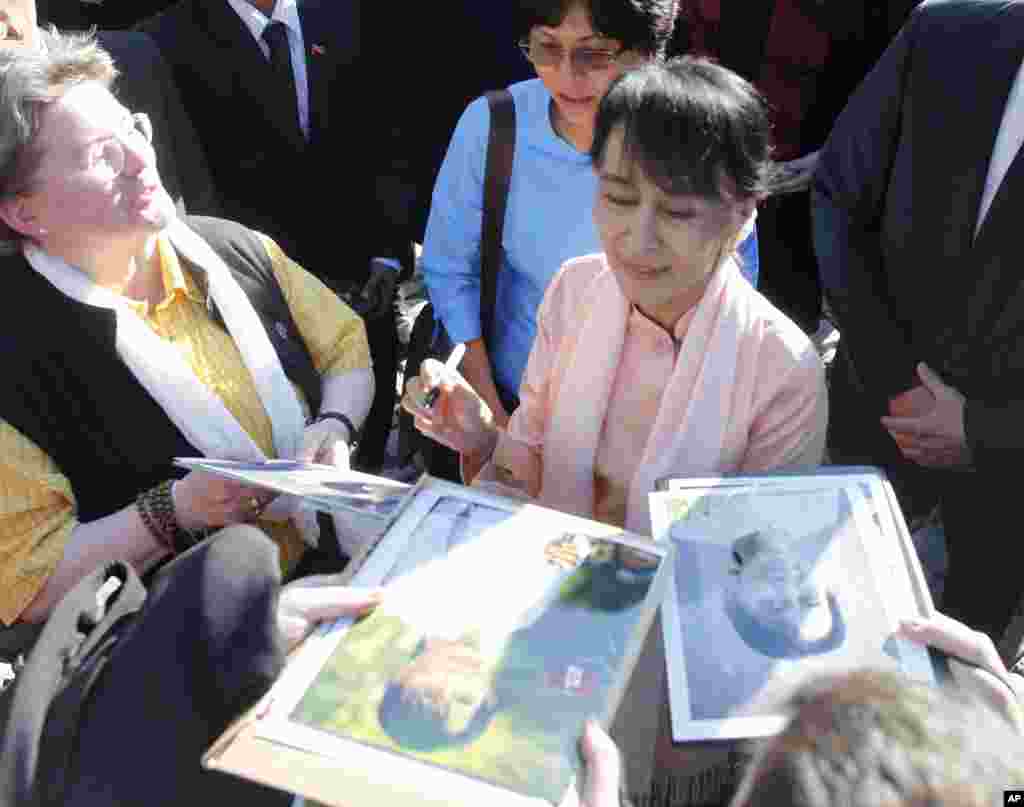 Burma&#39;s pro-democracy leader signs autographs outside the Swiss Parliament in Bern, Switzerland, June 14, 2012.