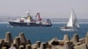 Un bateau au large du Cap, Afrique du Sud, 7 novembre 2017.