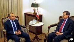 Menteri Luar Negeri Lebanon Gebran Bassil (kiri) saat bertemu dengan Penjabat Wakil Menteri Luar Negeri AS, David Satterfield, di Beirut, Lebanon, 7 Februari 2018. (Foto: dok).