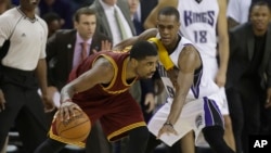 Kyrie Irving, à gauche, alors avec les Cleveland Cavaliers, Sacramento, Californie, le 9 mars 2016