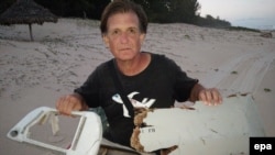 Blaine Gibson montre des débris provenant probablement du vol MH370