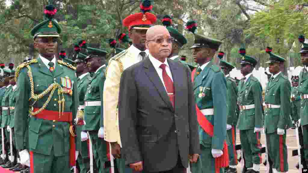 Le président de l&#39;Afrique du Sud, Jacob Zuma, passe la garde d&#39;honneur en revue lors de sa visite officielle au Nigeria avant d&#39;être reçu par son homologue nigérian Muhammadu Buhari au Palais présidentiel à Abuja, le 8 mars 2016.
