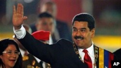 Presiden Venezuela Nicolas Maduro melambaikan tangan saat berparade HUT Kemerdekaan Venezuela di Fort Tiuna, Caracas, Venezuela (5/7). Venezuela telah menerima permohonan suaka resmi dari Edward Snowden, Senin (8/7).