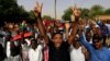 Manifestation pour la démission du president Omar Al-Béshir devant le ministère de la Defense à Khartoum, au Soudan le 11 avril 2019.