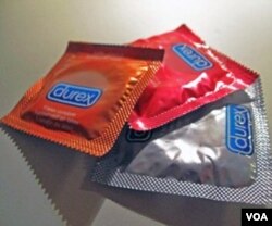 Kondom merupakan alat yang efektif untuk mencegah penularan HIV AIDS melalui transmisi seksual.