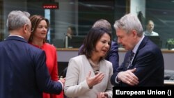 Міністерка закордонних справ Німеччини Анналена Бербок (в центрі) сказала, що Берлін не заперечував би проти рішення Польщі постачати танки «Леопард» Україні.