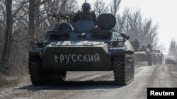Бронетранспортер з написом «Росіянин» на Донеччині 12 березня 2022 р.