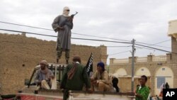 Militan 'Ansar Dine' yang terkait Al-Qaida di Timbuktu, Mali (foto: dok). Al-Qaida mengklaim telah membunuh 2 wartawan Perancis di Mali.
