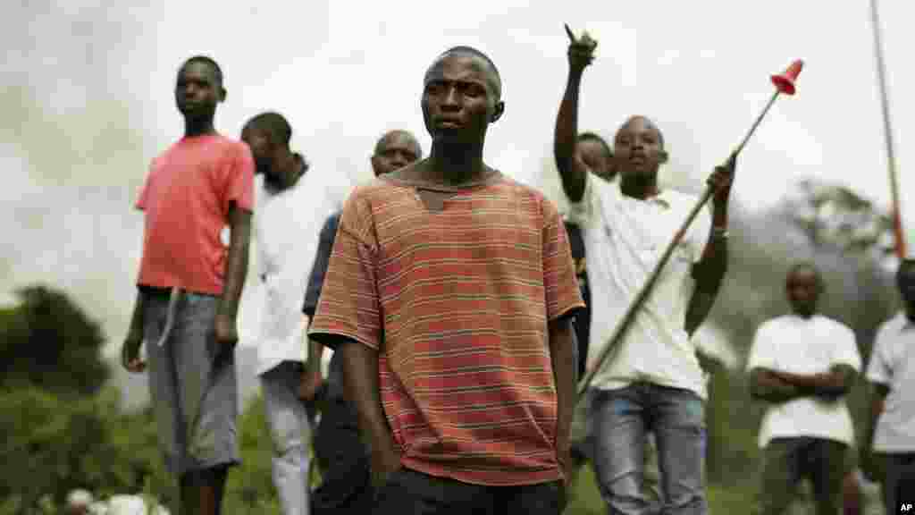 Des manifestants affrontent la police antiémeute dans le quartier Musaga à Bujumbura, au Burundi, lundi 4 mai 2015.