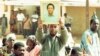 Un homme brandit la photo du journaliste Norbert Zongo lors de ses funérailles à Ouagadougou, Burkina, 16 décembre 1998.