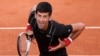Novak Đoković pozdravlja publiku posle pobede nad Špancem Fernandom Verdaskom tokom svog četvrtog meča na Rolan Garosu, u nedelju, 3. juna 2018. u Parizu.