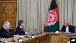 آنتونی بلینکن در حال گفتگو با اشرف غنی در کابل