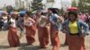 ពលករ​កម្ពុជា​លេងល្បែងប្រជាប្រិយ​នៅ​សួន Manseok Park ក្នុង​ក្រុង Suwon ប្រទេស​កូរ៉េខាងត្បូង កាល​ពី​ថ្ងៃ​អាទិត្យ ទី១៦ ខែ​មេសា ឆ្នាំ​២០១៧។ (សុខ ខេមរា/VOA)