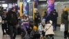 Кияни переховуються на станції метро під час ракетних обстрілів, 26 січня 2023 року