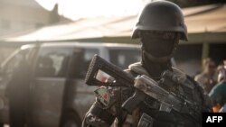 Anggota dari pasukan khusus Mali berjaga dalam upacara peringatan Hari Tentara Nasional Mali yang digelar di Kati, Mali, pada 20 Januari 2022. (Foto: AFP/Florent Vergnes)