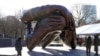 Prolaznici prolaze pored bronzane skulpture "Zagrljaj", spomenik Martinu Luteru Kingu mlađem i Koreti Skot King, Boston, 10. januar 2023. (Foto: AP/Steven Senne)