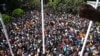 Ribuan demonstran anti-pemerintah menyerbu ke kantor Perdana Menteri Sri Lanka Ranil Wickremesinghe Rabu 13 Juli, beberapa jam setelah ia ditunjuk sebagai penjabat presiden di Kolombo (foto: dok). 