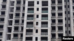 资料照：中国山西太原一处没有完工的公寓住宅楼盘。（2010年10月21日）