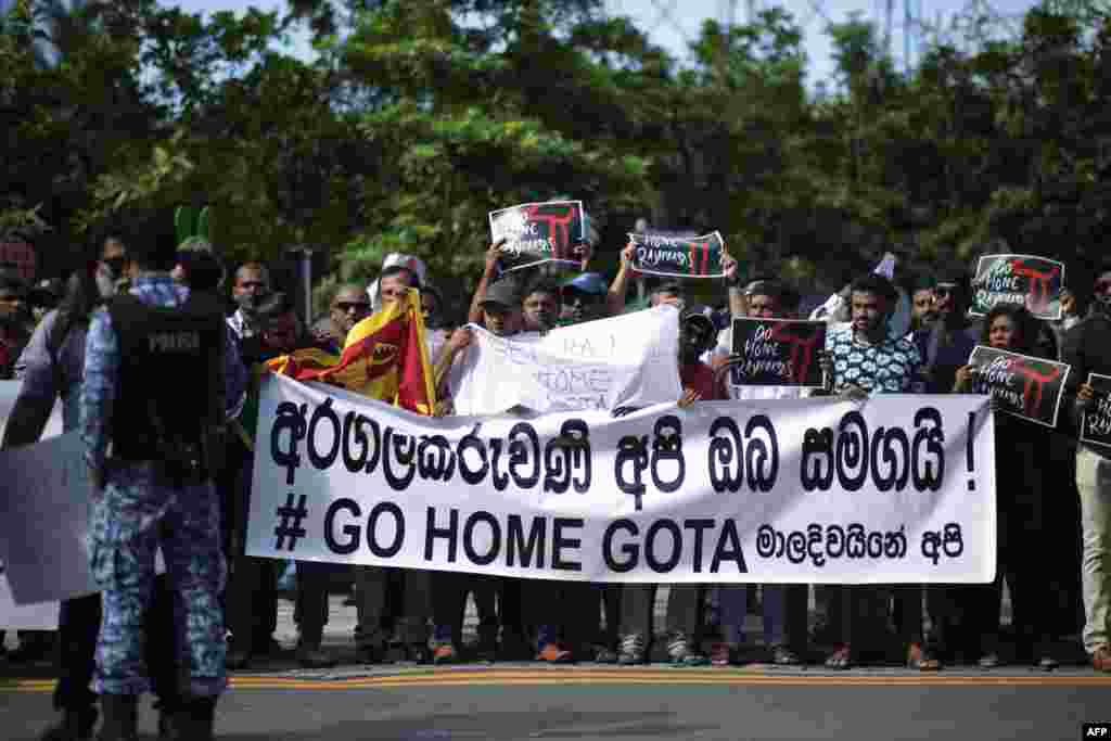 Shtetasit e Sri Lankës që jetojnë në Maldive protestojnë në qytetin Male, kundër ardhjes së ish-Presidentit Gatabaya Rajapaka, pas largimit të tij nga vendi. &nbsp;