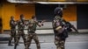 Des gendarmes malgaches se déploient pour disperser des habitants du quartier Androranga en colère à Toamasina, grande ville portuaire de la côte est de Madagascar, le 3 juin 2020.