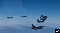 Jet tempur Angkatan Udara AS dan Korea Selatan terbang dalam formasi selama latihan bersama pada Selasa, 7 Juni 2022. (Foto: via AP)