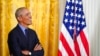 L'ancien président Barack Obama écoute le vice-président Kamala Harris parler de la loi sur les soins abordables, dans la salle Est de la Maison Blanche à Washington, le 5 avril 2022.
