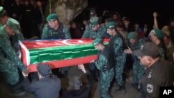 Tentara Azerbaijan membawa peti mati rekan mereka, Shamistan Sadykhov yang tewas dalam pertempuran di perbatasan Azerbaijan-Armenia, selama pemakamannya di kota Lerik, Azerbaijan, Selasa 13 September 2022.
