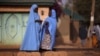 Deux fillettes discutent à Zaria, une localité située dans l'État de Kaduna, au Nigeria, le 2 février 2016. (Photo: REUTERS/Afolabi Sotunde)