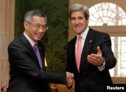 U.S. Secretary of State John Kerry (R) shakes hands with Singapore's Prime Minister Lee Hsien Loong before their meeting in Washington, April 3, 2013.