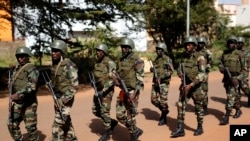 Des militaires de l'armée malienne à Bamako, Mali, 21 novembre 2015