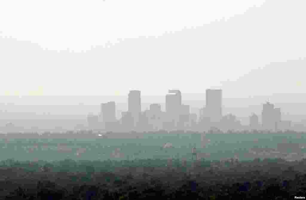 Pusat kota Denver, kota terbesar di negara bagian Colorado, diselimuti oleh asap akibat kebakaran hutan.