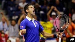 La joie de Novak Djokovic après sa victoire sur Roger Federer dans la finale chez les hommes de l'US Open, dimanche 13 septembre 2015.
