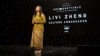 Sutradara Indonesia, Livi Zheng, saat menerima penghargaan di ajang 'The Unforgettable Gala' di AS (Dok: Livi Zheng). 