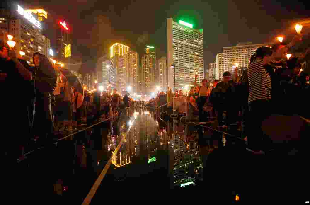 Puluhan ribu orang berpartisipasi dalam upacara peringatan tragedi Tiananmen di Victoria Park, Hong Kong (4/6). (AP/Vincent Yu)&nbsp;