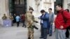 Tentara Italia memeriksa pengunjung di luar gereja Katedral Milan, utara Italia (20/11). Italia dan Swedia meningkatkan pengamanan di wilayah mereka menyusul serangan di Paris minggu lalu.