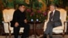 Severnokorejski lider Kim Džong Un tokom sastanka sa premijerom Singapura, Li Hsien Lungom u Istana predsedničkoj palati u nedelju, 10. juna 2018.