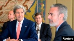 Menlu AS John Kerry (kiri) dan Menlu Brazil Antonio Patriota dalam pertemuan di Istana Itamaraty di Brasilia (13/8). 