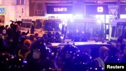 Des policiers montent la garde lors d'une manifestation après la condamnation du leader de l'opposition russe Alexei Navalny à trois ans et demi de prison, à Moscou, le 2 février 2021.