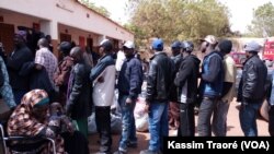 Au moins 146 migrants Maliens rapatriés le weekend dernier de la Libye, sont installés dans le camp de Sokoniko, une caserne de la protection civile à Bamako avant de rejoindre leurs familles, 26 mars 2016. (VOA/Kassim Traoré)