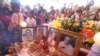 ប្រជា​ពលរដ្ឋ​កម្ពុជា​ មក​ពី​បណ្តា​ខេត្ត និង​រាជធានី​ភ្នំពេញ​ មក​ចូលរួម​ពិធីបុណ្យ​សព​របស់​លោក ​កែម ឡី ដែល​ត្រូវ​បាន​គេ​បាញ់​សម្លាប់​ ក្នុង​វត្តក្តីចាស់ នៅ​ជាយ​រាជធានី​ភ្នំពេញ​ កាល​ពី​ថ្ងៃ​ច័ន្ទ ទី​១១ ​ខែកក្កដា​ ឆ្នាំ​២០១៦។ (ហ៊ាន​ សុជាតា/VOA)