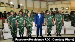 Le président Félix Tshisekedi au milieu des officiers de l'armée congolaise, à Kinshasa, RDC, le 11 juillet 2020 (Facebook / Présidence de la RDC). (Facebook/Présidence RDC)