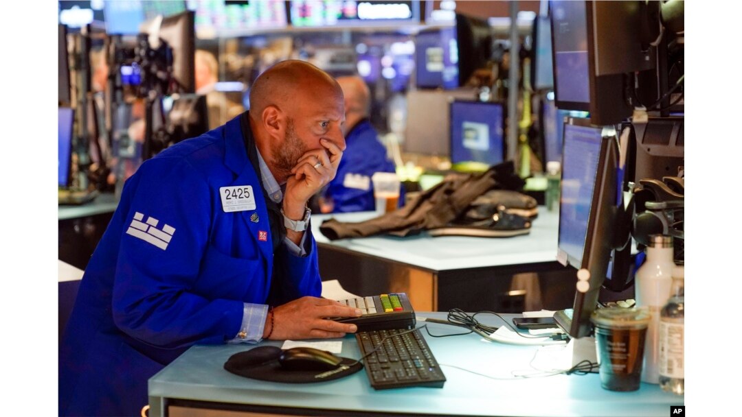 Traders work on the floor at the New York Stock Exchange in New York, Tuesday, June 14, 2022. Wall Street is switching between gains and losses Tuesday in its first trading after tumbling into a bear market. (AP Photo/Seth Wenig)