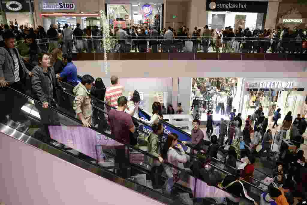 Para pengunjung memadati Brea Mall untuk berbelanja pada hari diskon Black Friday di Brea, California (29/11). (AP/Jae C. Hong)