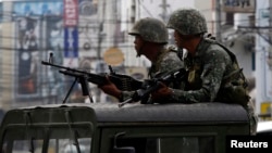 Anggota pasukan Marinir Filipina bersiaga penuh menghadapi serangan MNLF di kota Zamboanga, selatan Filipina (15/9).