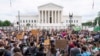 Des manifestants devant la Cour suprême à Washington, le 24 juin 2022.