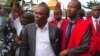 Sanata Nwaboashi a tsakiyar jami'an EFCC a Legas (Hoto: Facebook/EFCC)