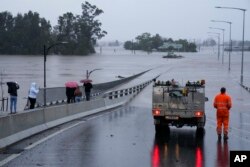 Kendaraan darurat memblokir akses ke Jembatan Windsor yang terdampak banjir di pinggiran Sydney, Australia, 4 Juli 2022.